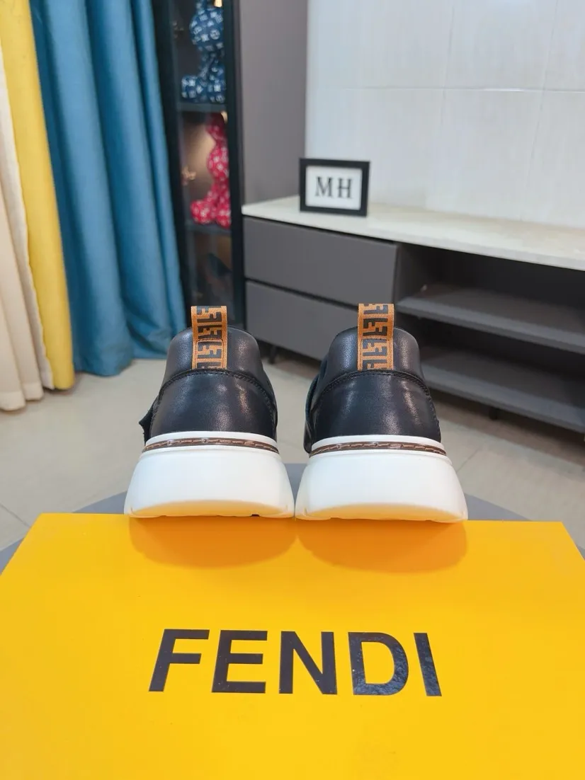 Men's shoes 💰400🌹🌹[FENDI] Fendi's classic and comfortable men's shoes, this complex sneaker is made of soft calfskin➕genuine leather lining➕original ultra-light rubber material with rough outsole. This unique light style is suitable for the casual and refined sensibility of this season. It is comfortable and natural on the feet. It is an everyday style for casual travel in autumn and winter! 38/44